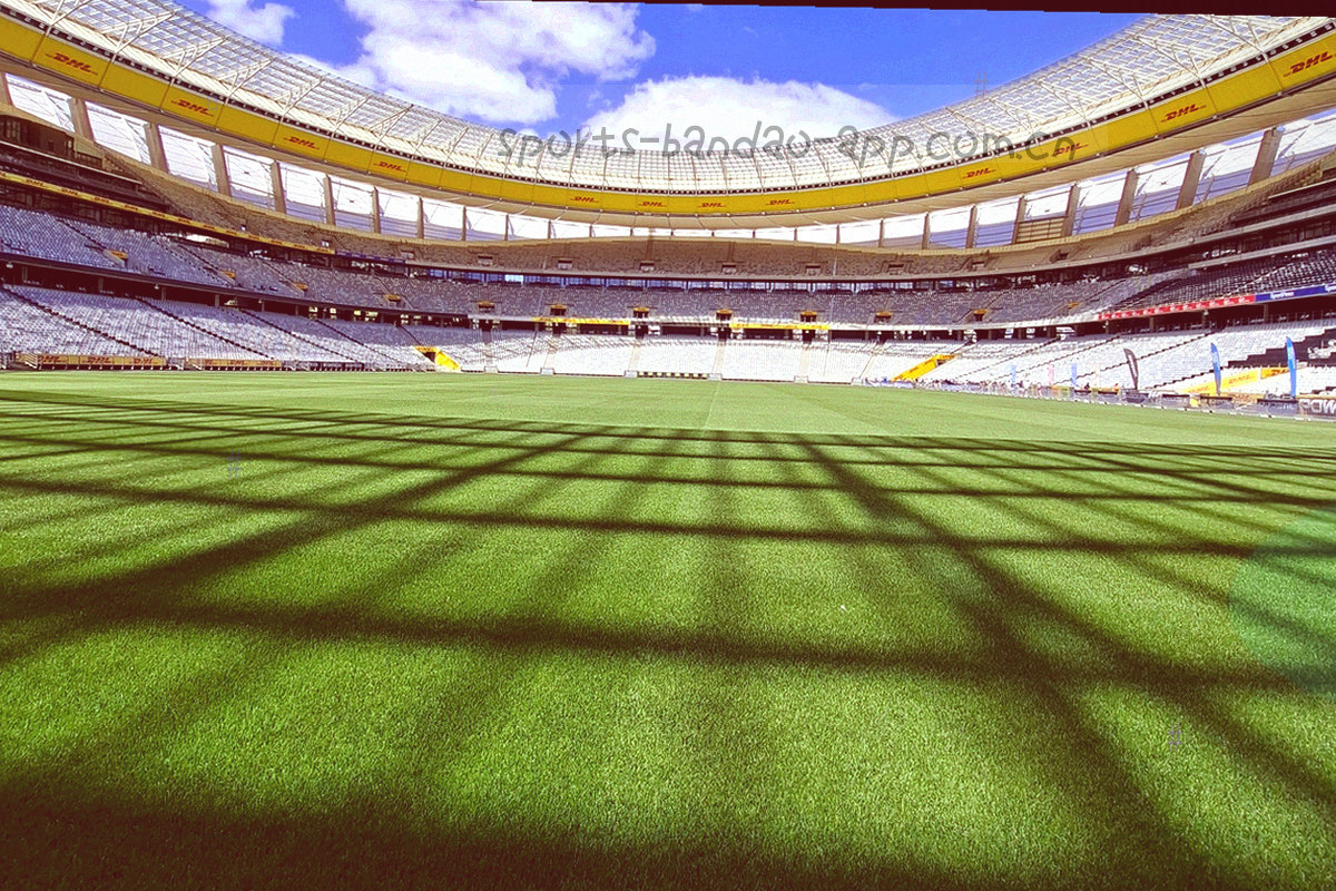 训练场地上奔跑的身影剪影，画面带速度感，背景略虚化